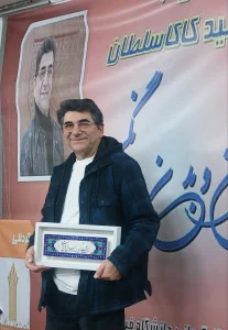 ورکشاپ تخصصی رشته ی کارگردانی با حضور دکتر حمید کاکاسلطان 1 ورکشاپ تخصصی رشته ی کارگردانی با حضور دکتر حمید کاکاسلطان به همت دانشگاه و با حضور دانشجویان رشته ی کارگردانی، نشستی تخصصی با حضور دکتر حمید کاکاسلطان برگزار شد. این برنامه با هدف بهرهمندی دانشجویان از تجربیات و دیدگاههای تخصصی ایشان در حوزه هنرهای نمایشی و ایجاد فرصتی برای گفتوگو و تبادل نظر برگزار شد. این کارگاه با نگاهی عمیق، علمی و الهامبخش به مباحث بنیادین بازیگری، نه تنها بر دانش و تجربهی دانشجویان افزود، بلکه افقهای تازهای از درک نقش، بدن، صدا و حضور صحنهای را پیش روی آنان گشود. کانون کارگردانی دانشگاه فرهنگ و هنر واحد ۴۸
