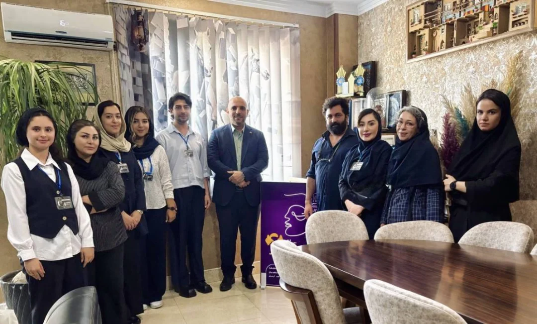 اهدای نشریه کانون و انجمن گریم48 به ریاست دانشگاه